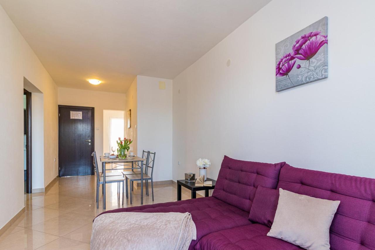 Apartments And Rooms Alenka บานโจเล ภายนอก รูปภาพ