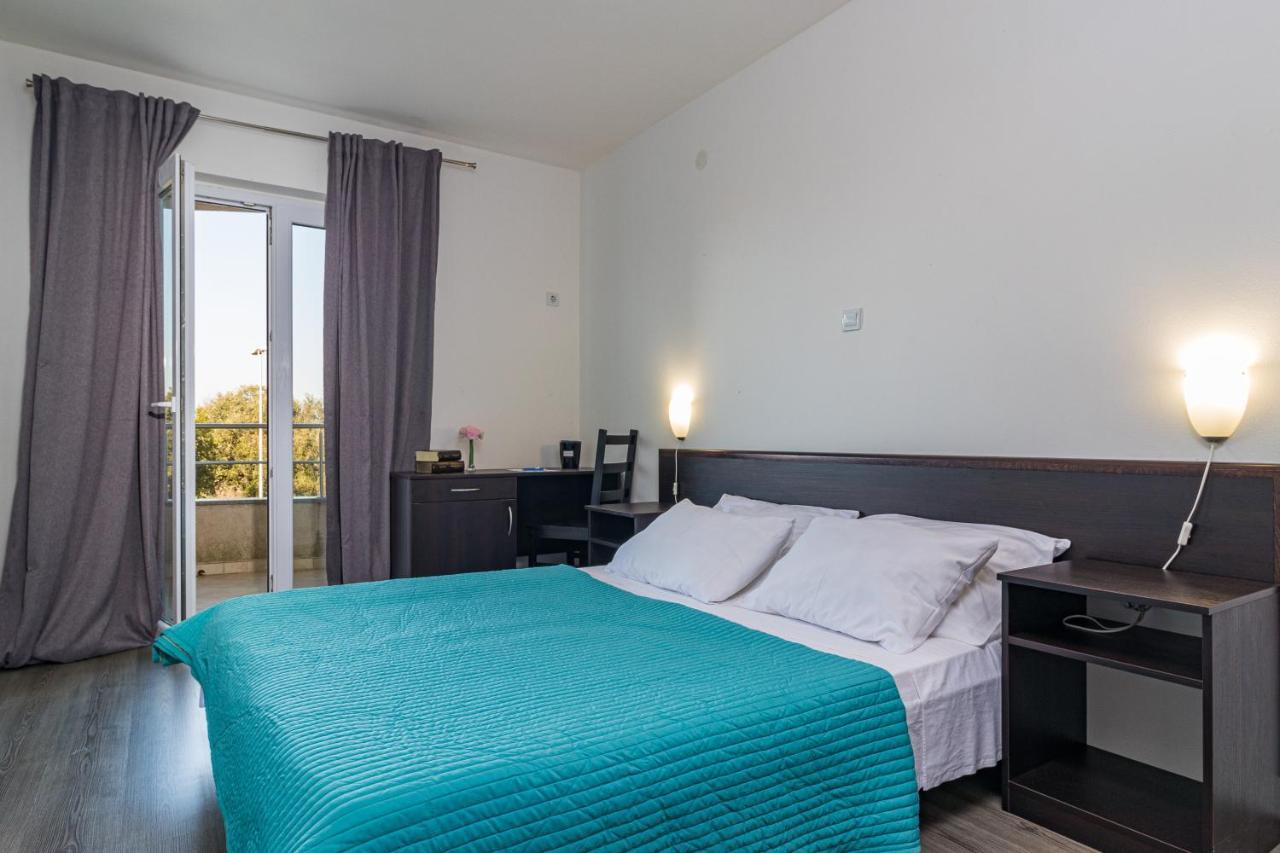 Apartments And Rooms Alenka บานโจเล ภายนอก รูปภาพ