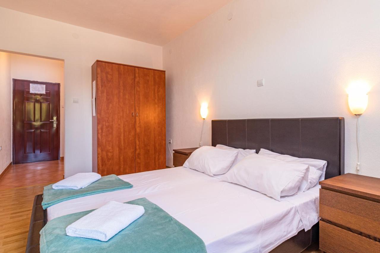 Apartments And Rooms Alenka บานโจเล ภายนอก รูปภาพ