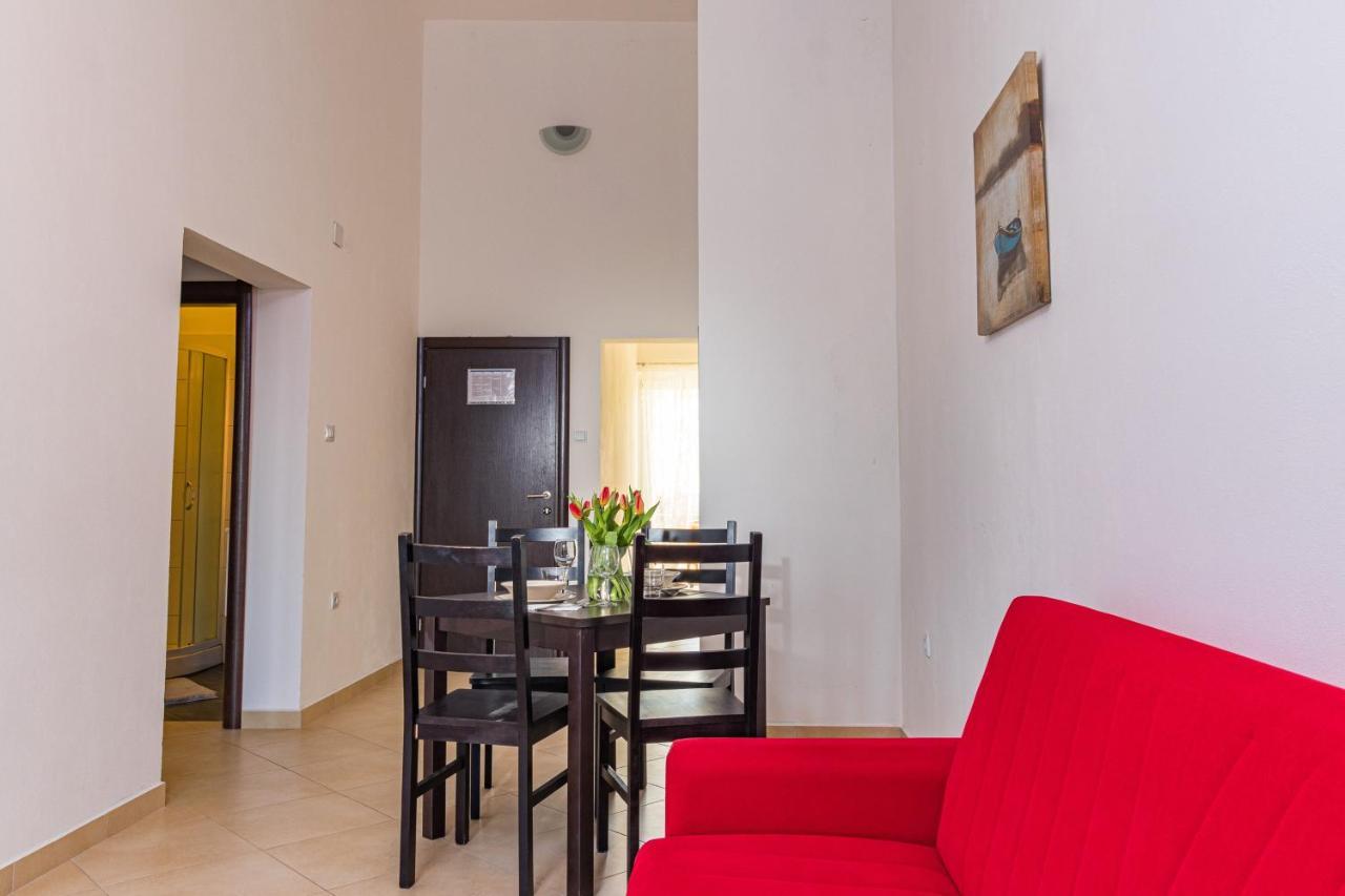 Apartments And Rooms Alenka บานโจเล ภายนอก รูปภาพ