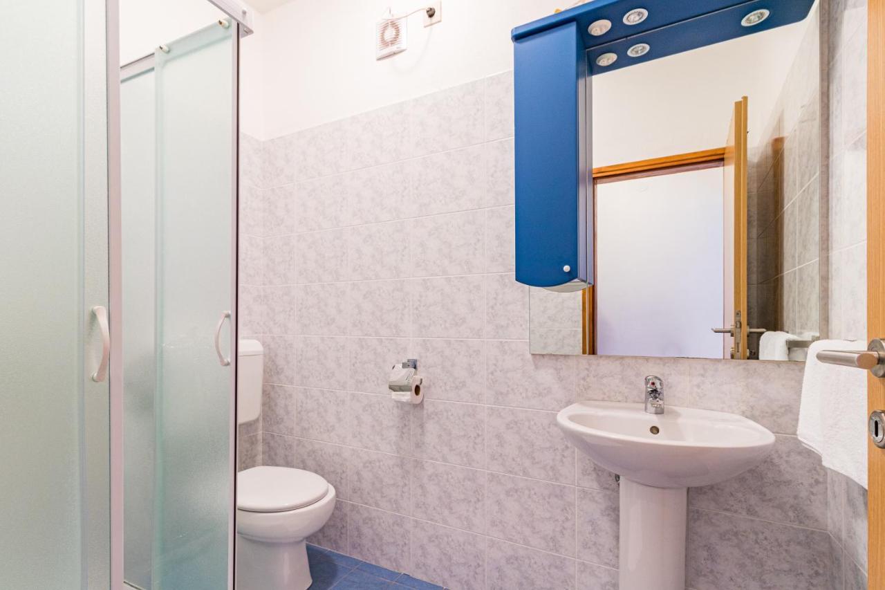 Apartments And Rooms Alenka บานโจเล ภายนอก รูปภาพ