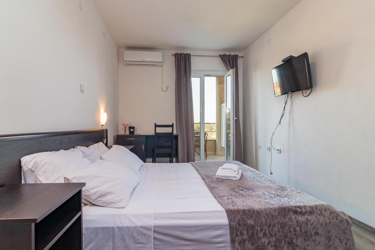 Apartments And Rooms Alenka บานโจเล ภายนอก รูปภาพ