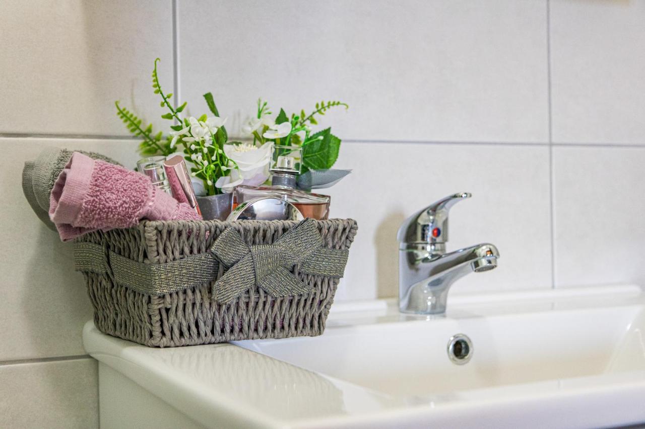 Apartments And Rooms Alenka บานโจเล ภายนอก รูปภาพ