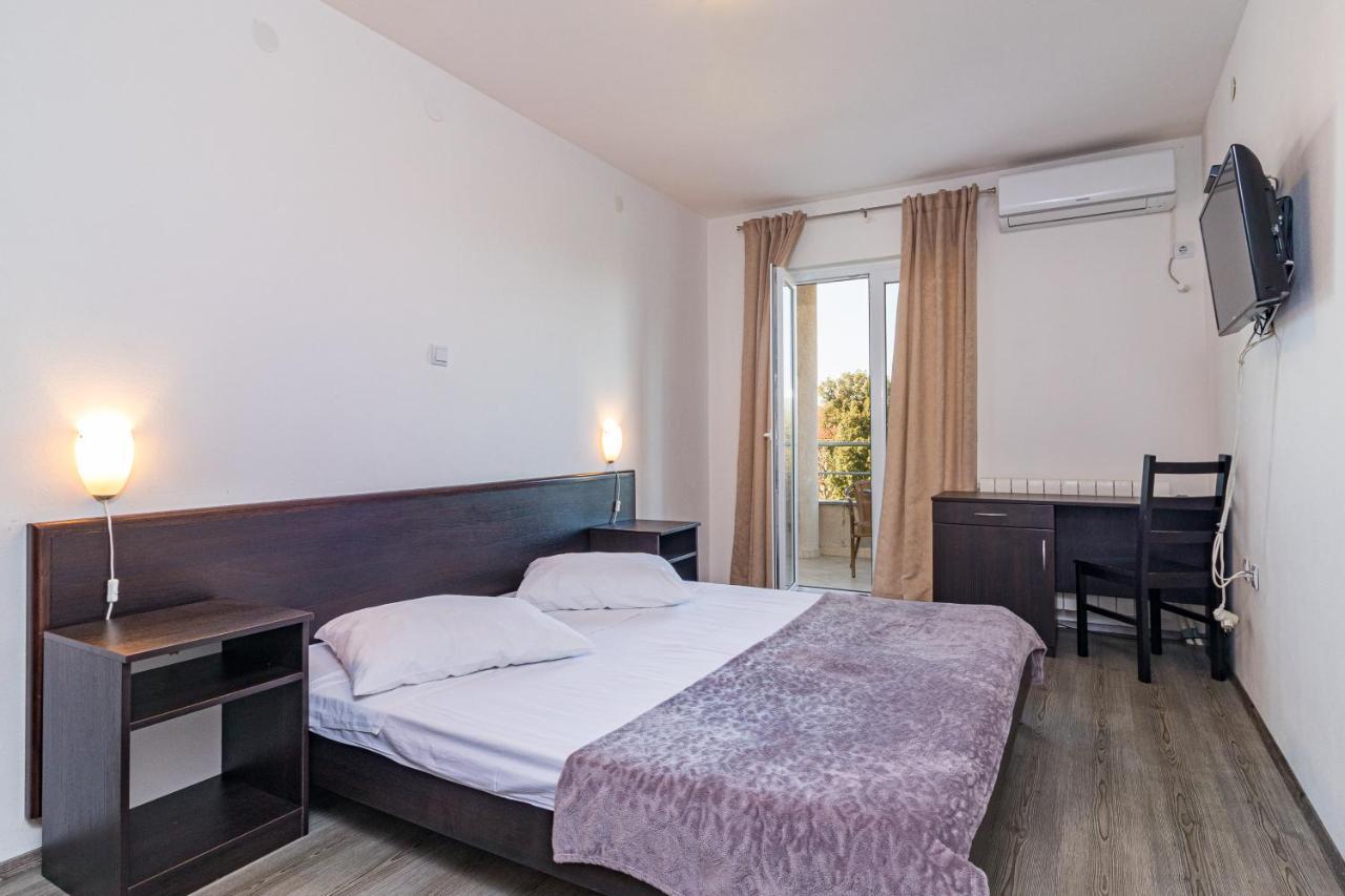 Apartments And Rooms Alenka บานโจเล ภายนอก รูปภาพ