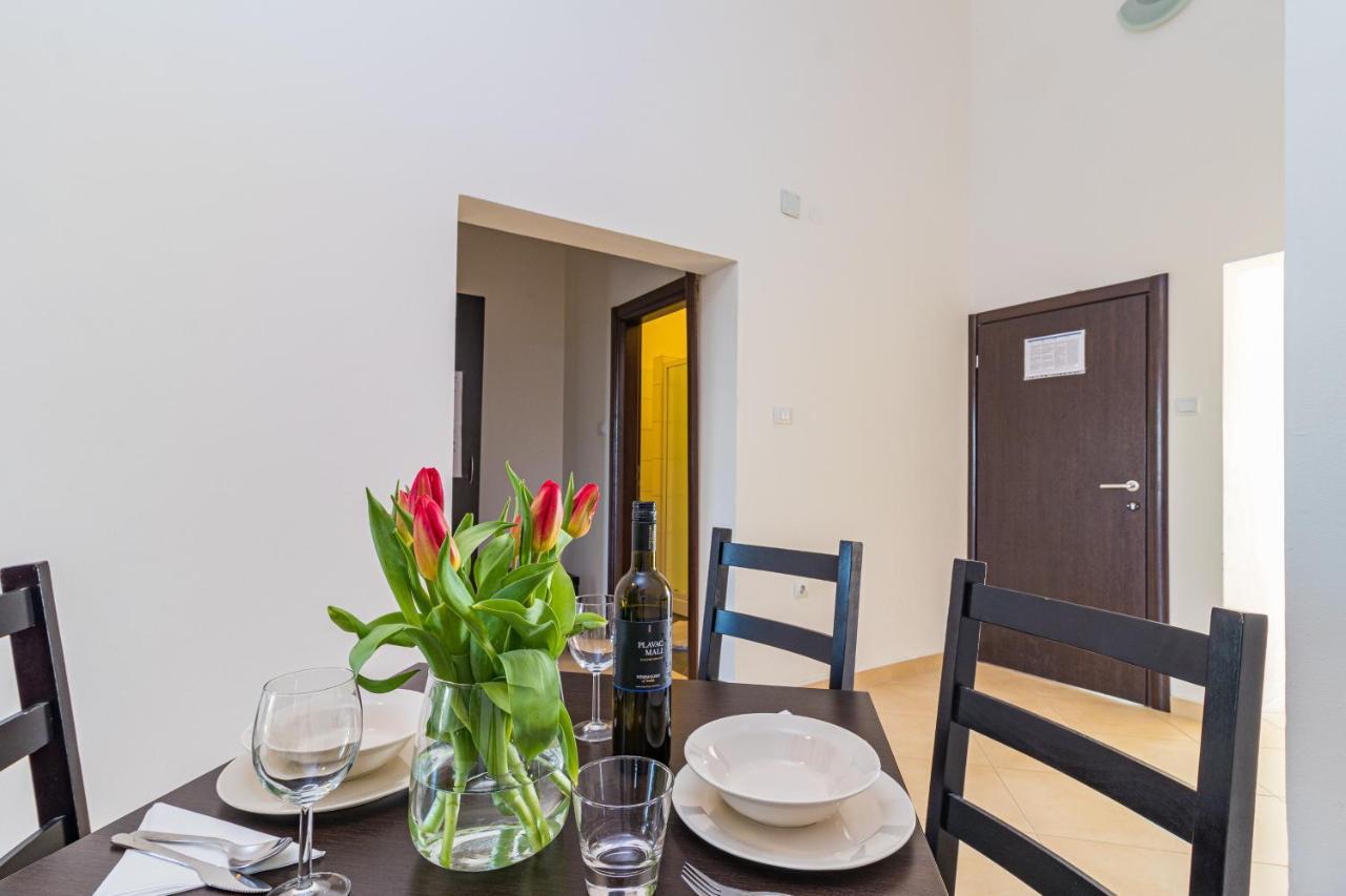 Apartments And Rooms Alenka บานโจเล ภายนอก รูปภาพ