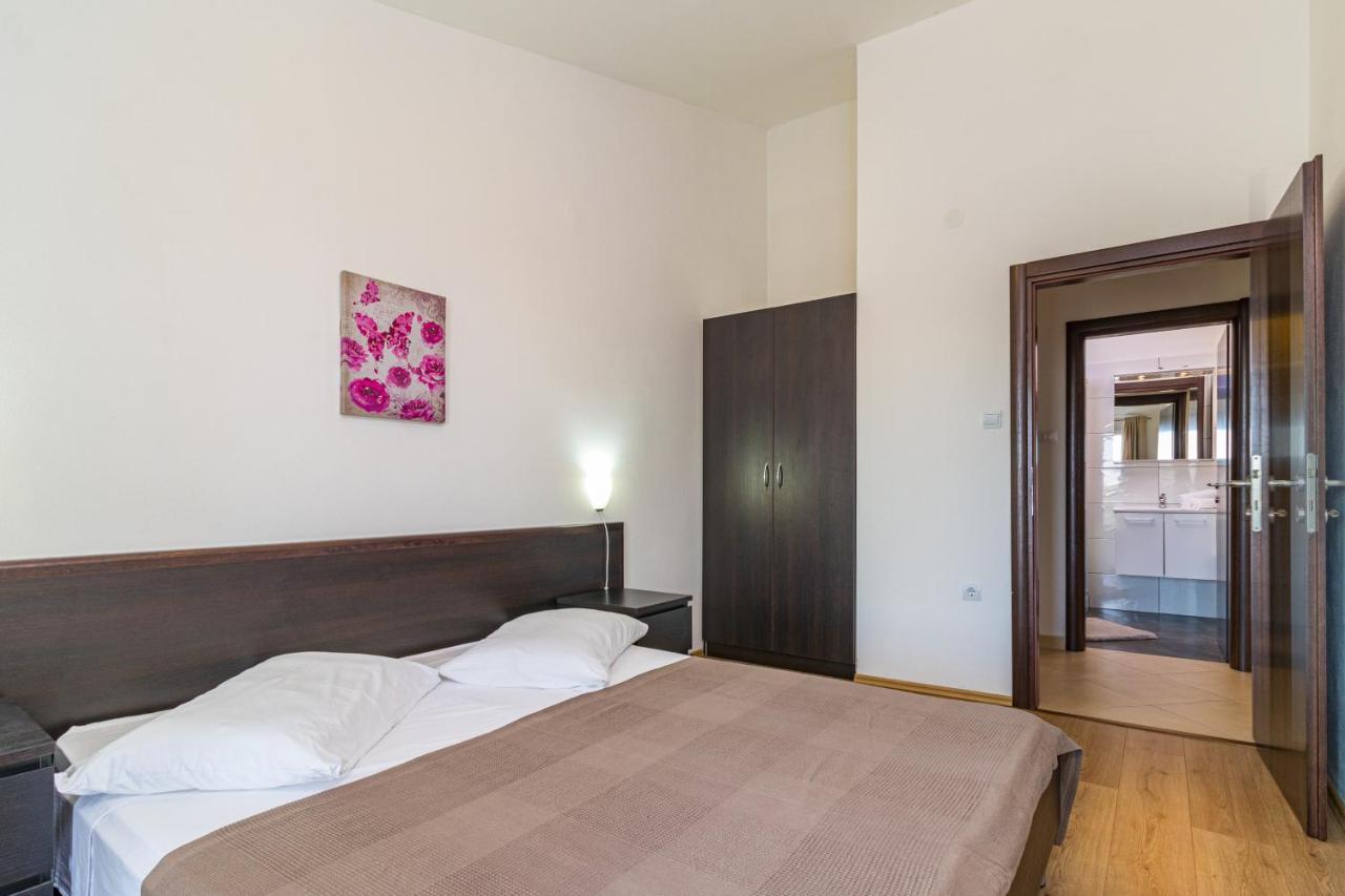 Apartments And Rooms Alenka บานโจเล ภายนอก รูปภาพ