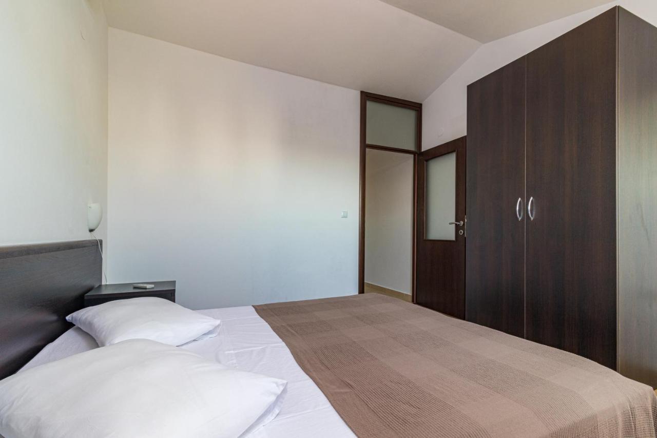 Apartments And Rooms Alenka บานโจเล ภายนอก รูปภาพ
