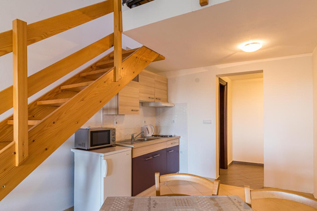 Apartments And Rooms Alenka บานโจเล ภายนอก รูปภาพ