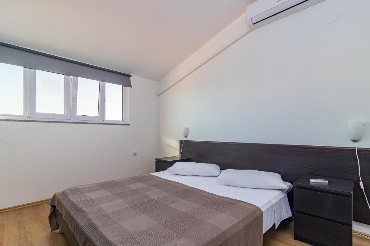 Apartments And Rooms Alenka บานโจเล ภายนอก รูปภาพ
