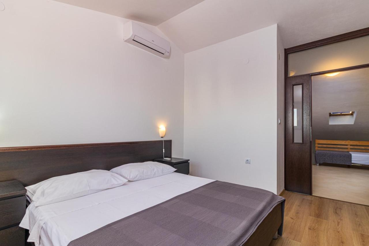 Apartments And Rooms Alenka บานโจเล ภายนอก รูปภาพ
