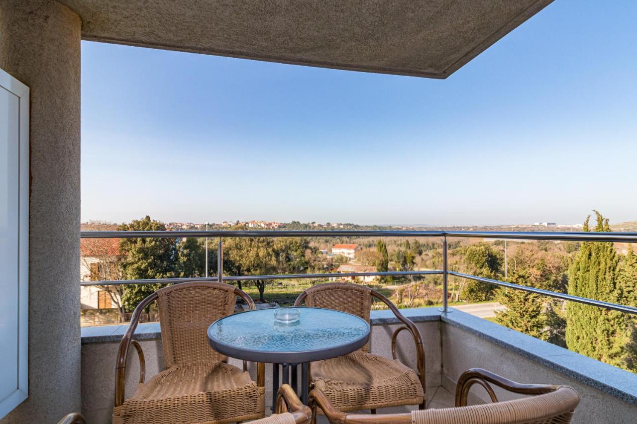 Apartments And Rooms Alenka บานโจเล ภายนอก รูปภาพ