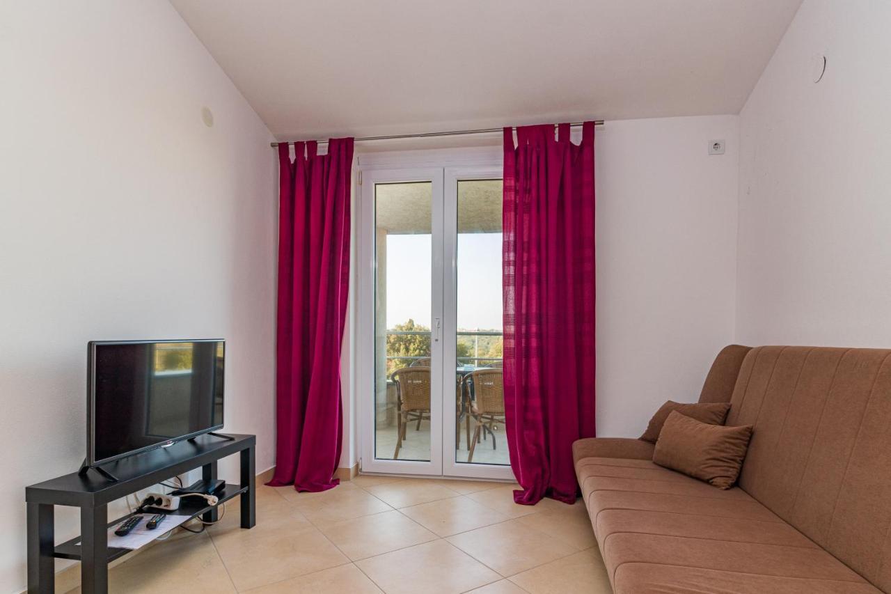 Apartments And Rooms Alenka บานโจเล ภายนอก รูปภาพ