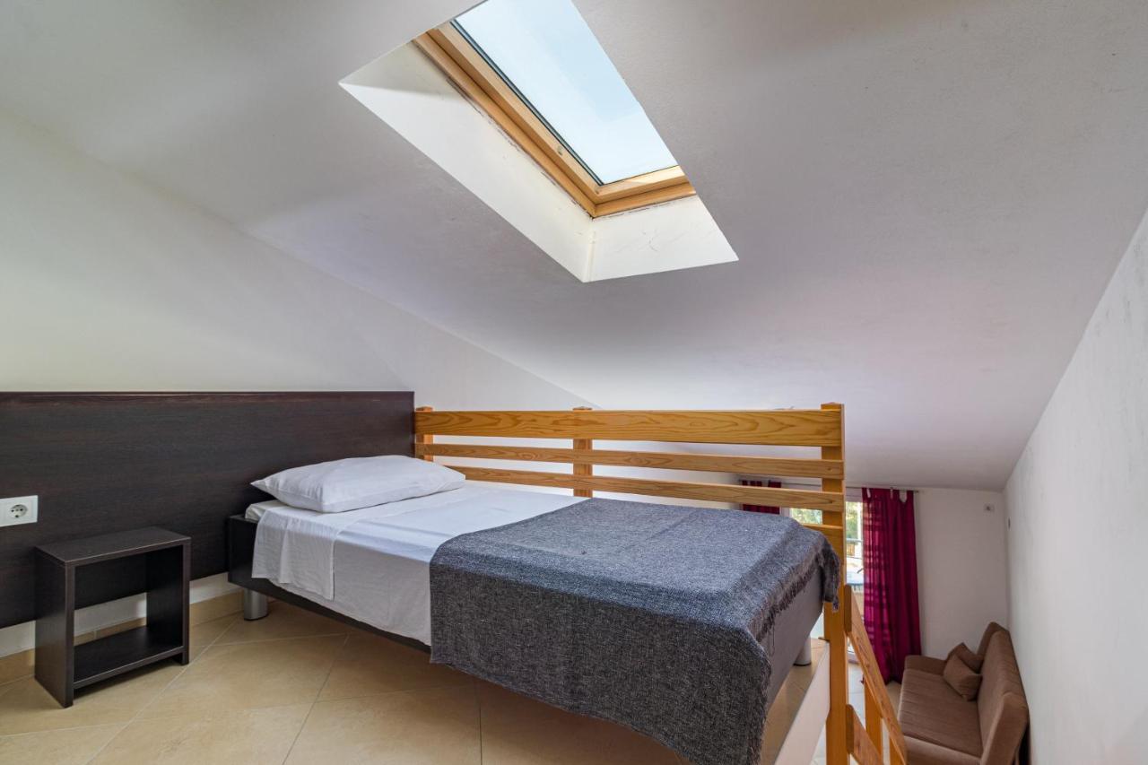 Apartments And Rooms Alenka บานโจเล ภายนอก รูปภาพ
