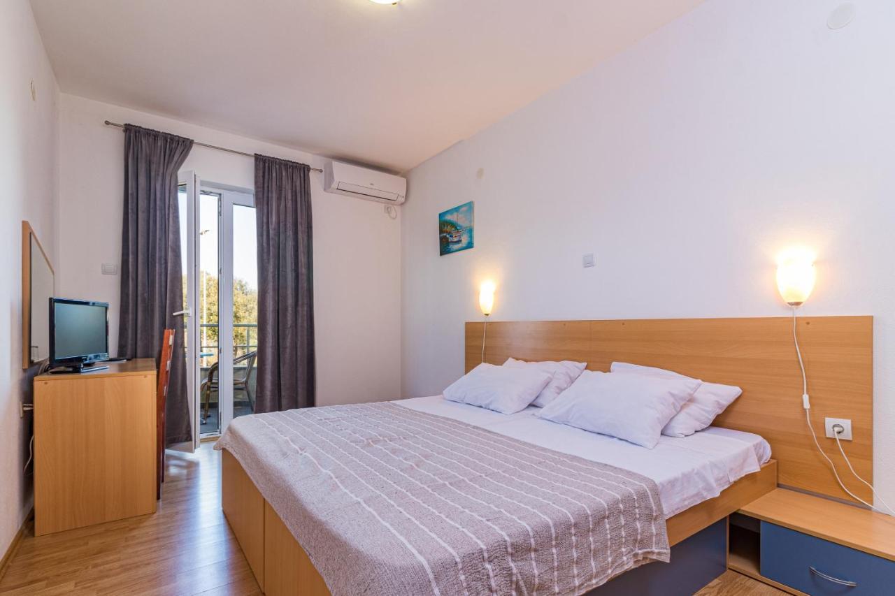 Apartments And Rooms Alenka บานโจเล ภายนอก รูปภาพ