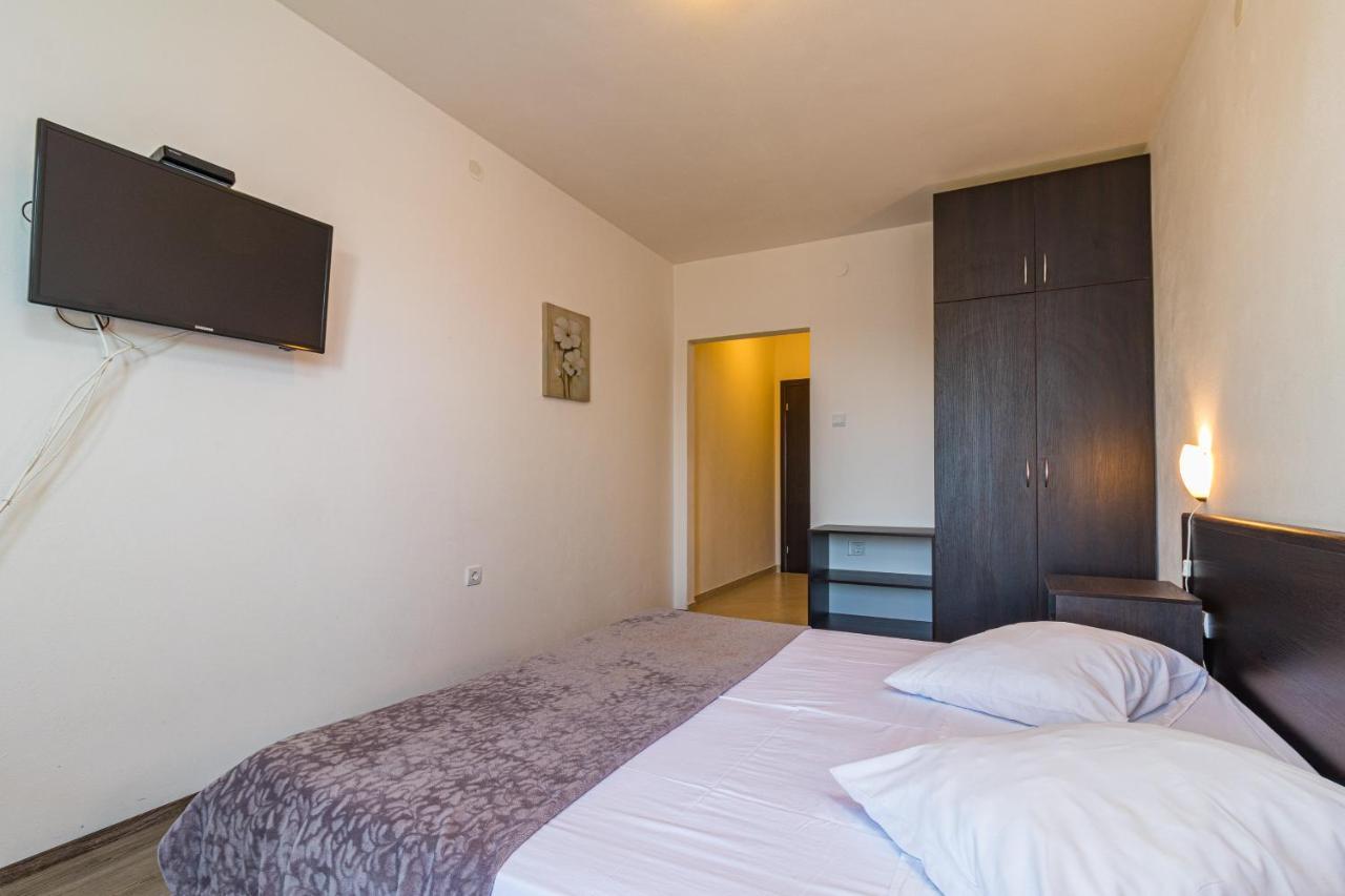 Apartments And Rooms Alenka บานโจเล ภายนอก รูปภาพ