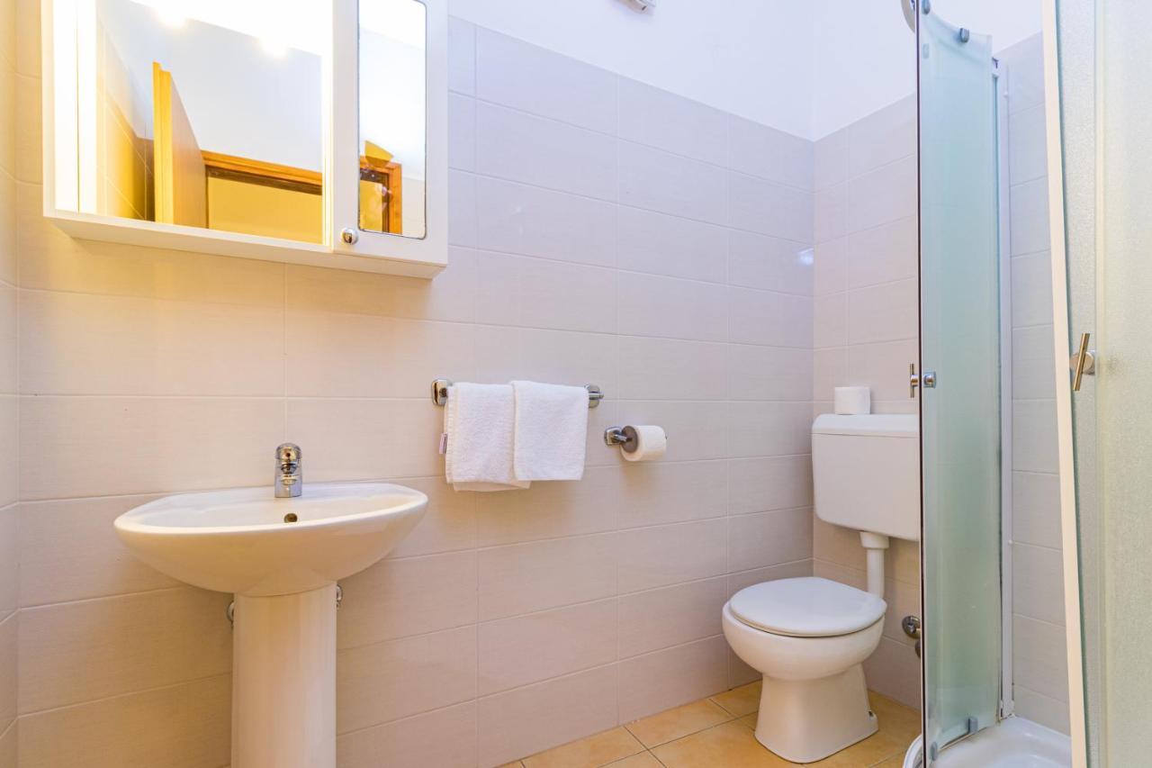 Apartments And Rooms Alenka บานโจเล ภายนอก รูปภาพ