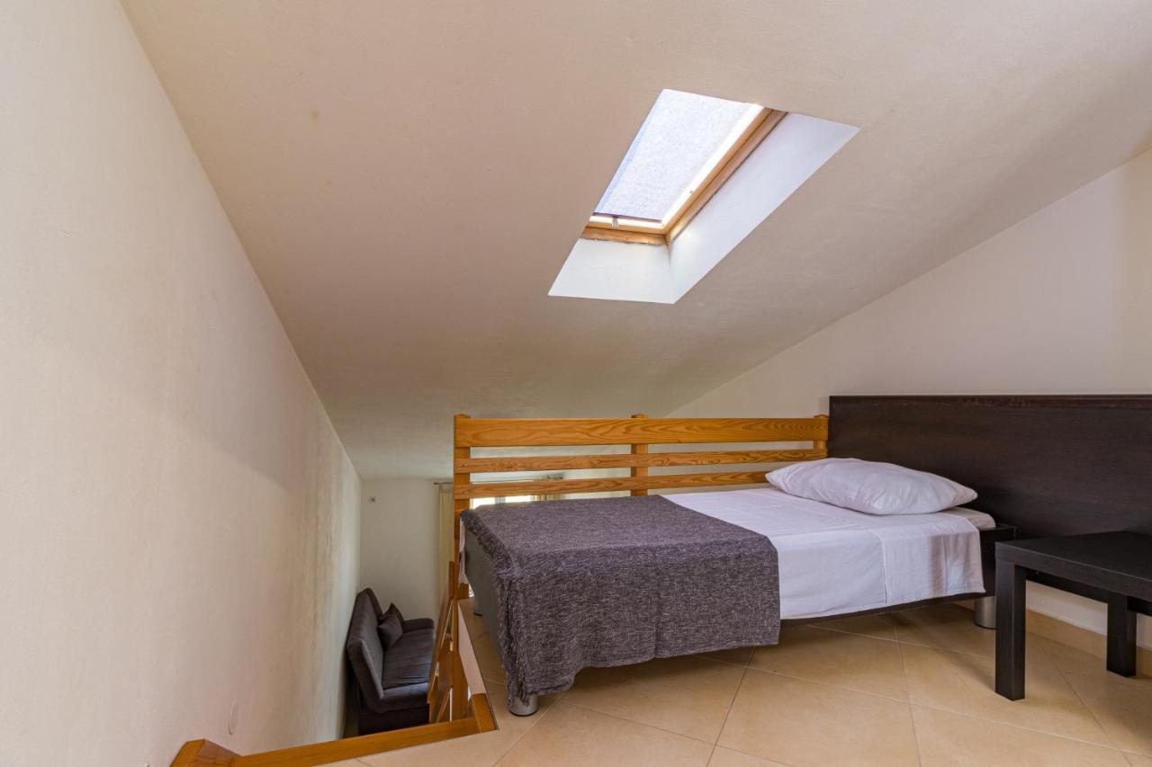 Apartments And Rooms Alenka บานโจเล ภายนอก รูปภาพ