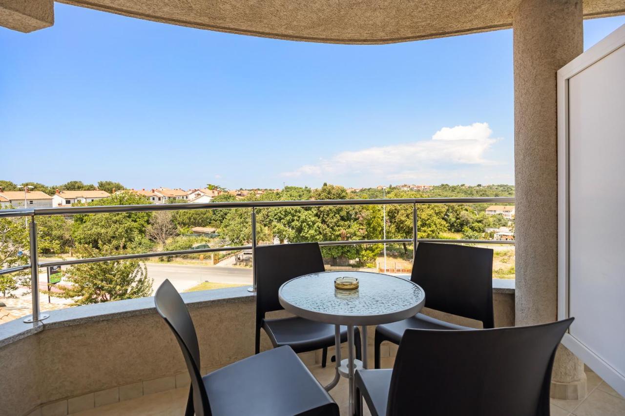 Apartments And Rooms Alenka บานโจเล ภายนอก รูปภาพ