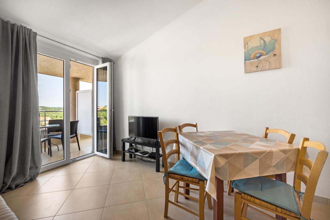 Apartments And Rooms Alenka บานโจเล ภายนอก รูปภาพ