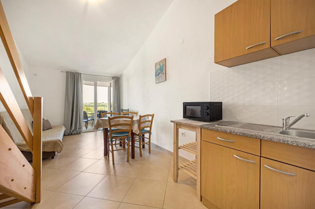 Apartments And Rooms Alenka บานโจเล ภายนอก รูปภาพ