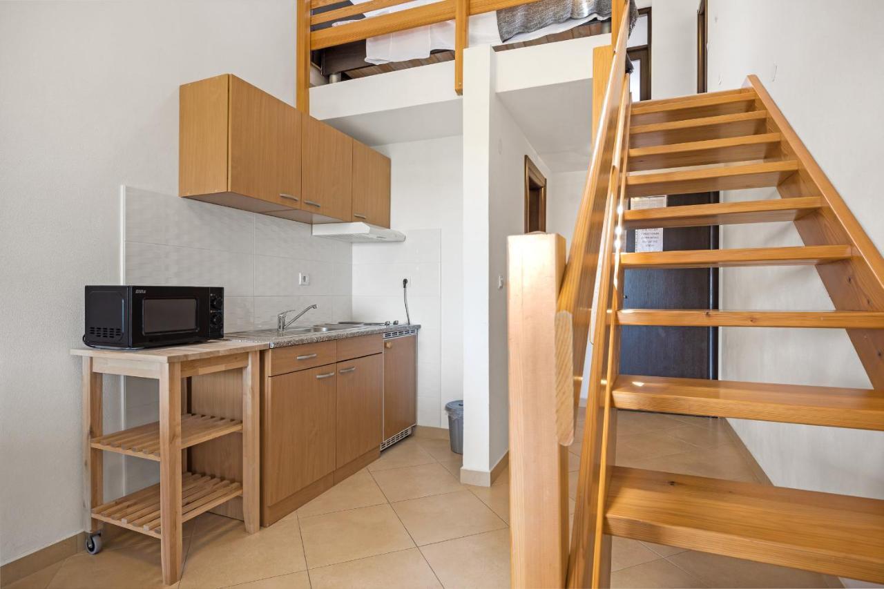 Apartments And Rooms Alenka บานโจเล ภายนอก รูปภาพ