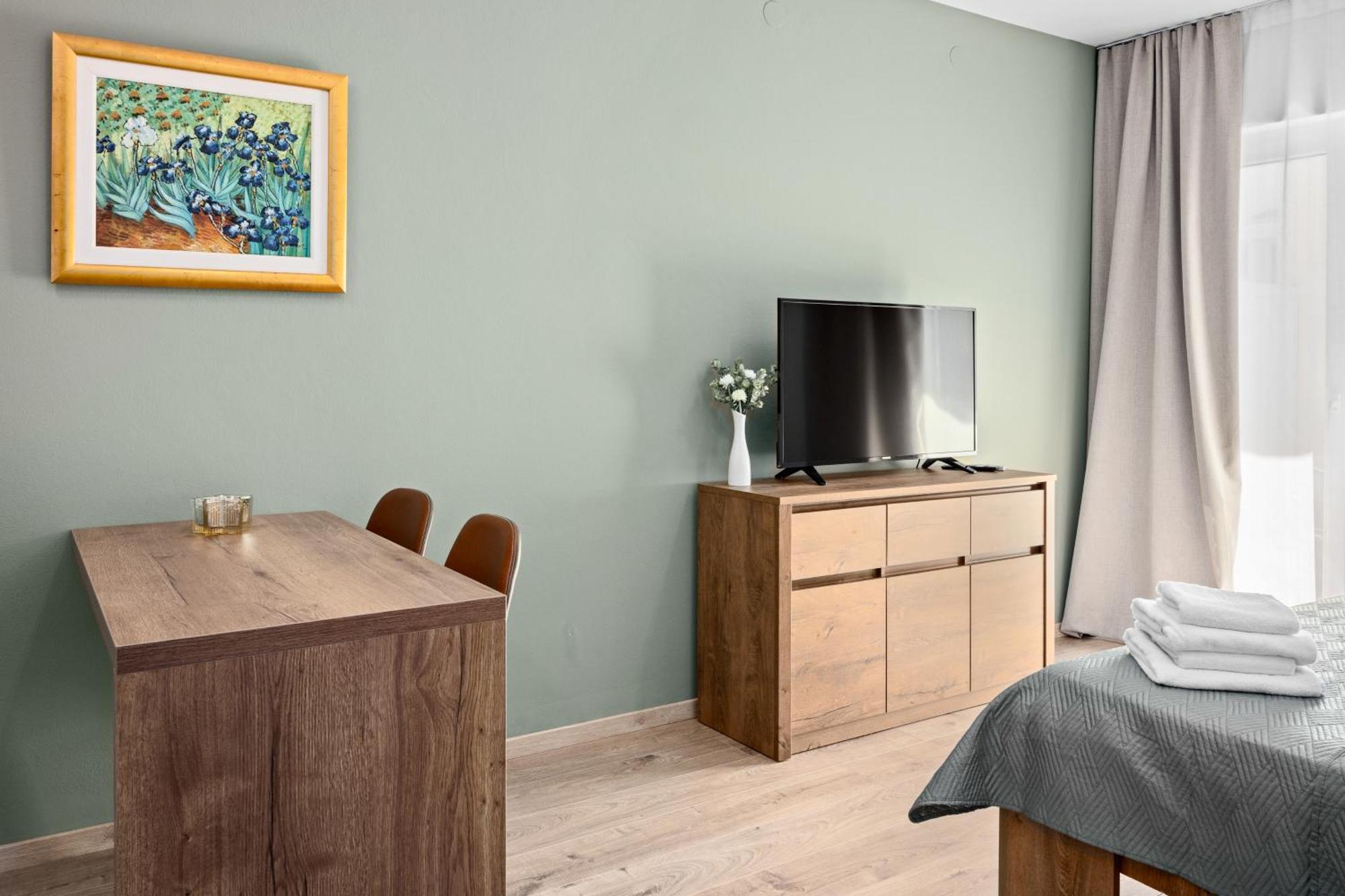 Apartments And Rooms Alenka บานโจเล ภายนอก รูปภาพ