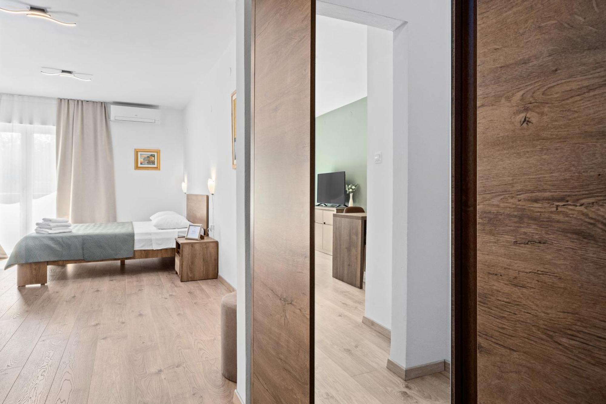 Apartments And Rooms Alenka บานโจเล ภายนอก รูปภาพ