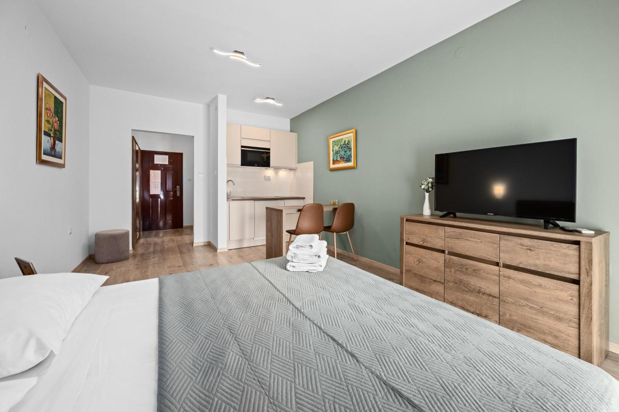 Apartments And Rooms Alenka บานโจเล ภายนอก รูปภาพ
